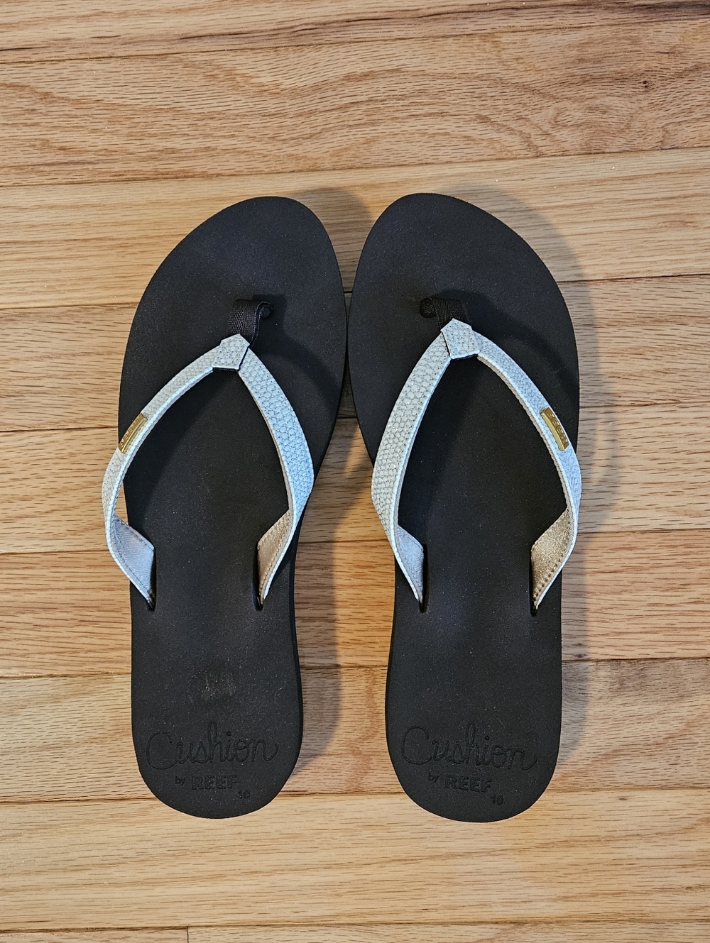 Reef Women's Cushion Sassy Flip-Flops. Brown with White Glitter. Size 10. NWOT.